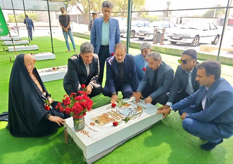 ادای احترام معاون هنری وزیر ارشاد  به مقام شامخ شهدای دانش‌آموز مدرسه شجره‌طیبه میناب