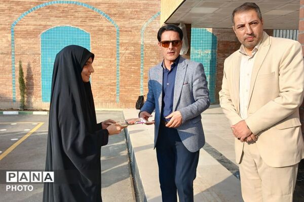  تقدیر از افتخار آفرینان دبیرستان نمونه دولتی مولود کعبه(ع) در مسابقات نمایشگاه دفاع مقدس