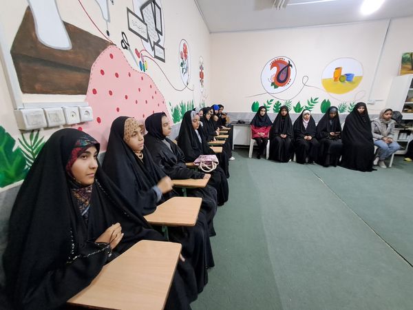 دورهمی دانش‌آموزان انجمن کانون امید انقلاب ناحیه پنج 