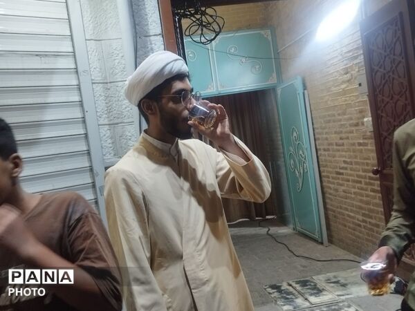 چایخانه حوزه علمیه گلشن برپا شد؛ جرعه‌ای علم و اخلاص به نیت شهدا