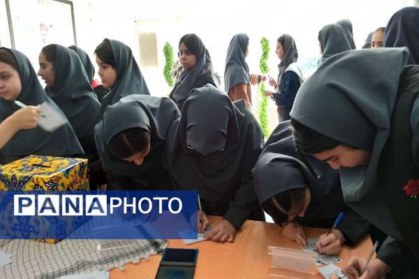 حضور پر شور دانش‌آموزان در انتخابات شورای دانش‌آموزی دبیرستان دخترانه ۱۳ آبان