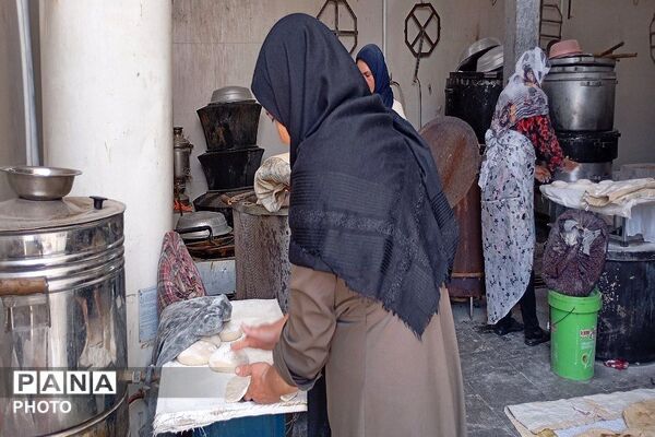 سومین روز از پخت نان  برای پذیرایی از زائران بدرقه آقای  شهید ایران در شهر بار نیشابور