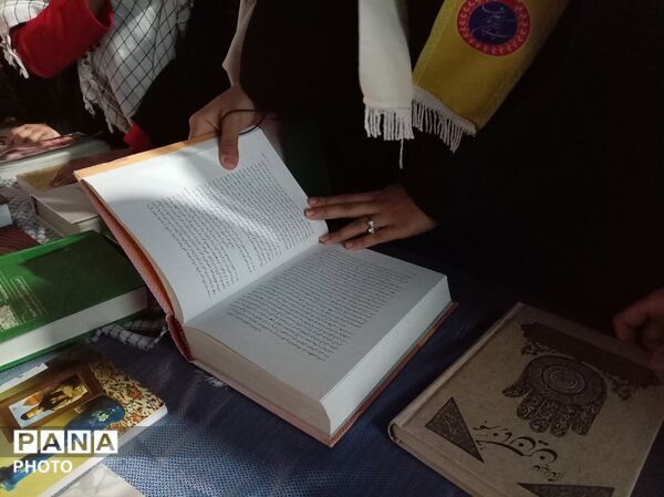 برپایی غرفه کتابخوانی در شهرستان خلیل آباد
