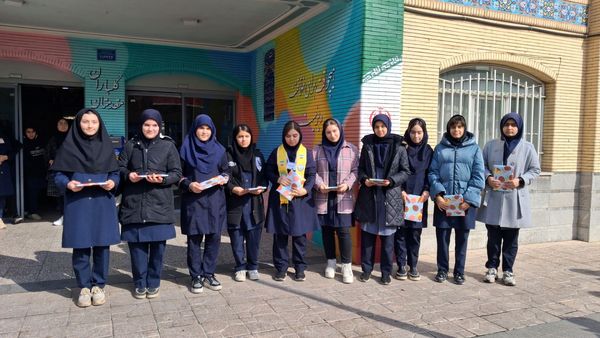 آغاز جشن‌های انقلابی مدرسه توسط پیشتازان 