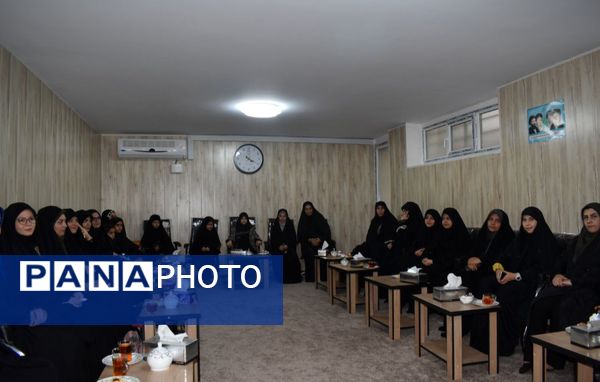 مراسم تقدیر از دانش‌آموزان هنرمند اسلامشهری با حضور امام جمعه شهرستان