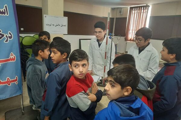 نمایشگاه آزمایشگاهی در دبیرستان استعدادهای درخشان شهید بهشتی رودهن 