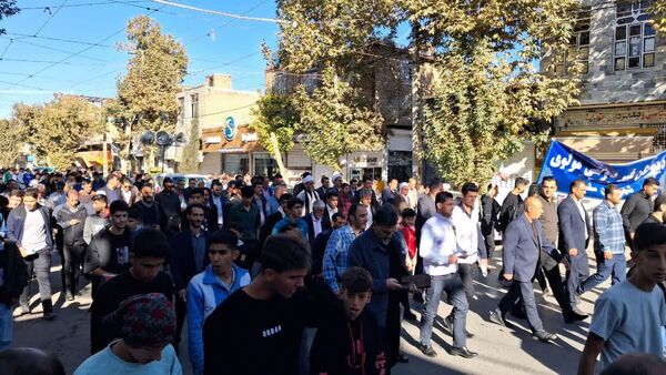 روز ۱۳ آبان: درخششی دیگر در تاریخ شهرستان سلسله با راهپیمایی دانش‌آموزان و مردم