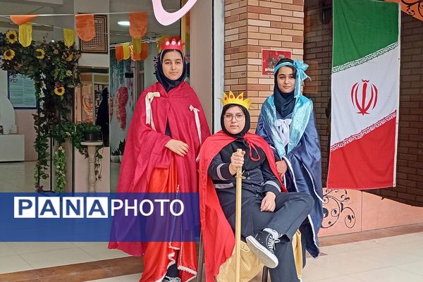  مراسم به مناسبت ۲۲ بهمن ماه در مدرسه شهید زهره‌وند، شهرستان قرچک