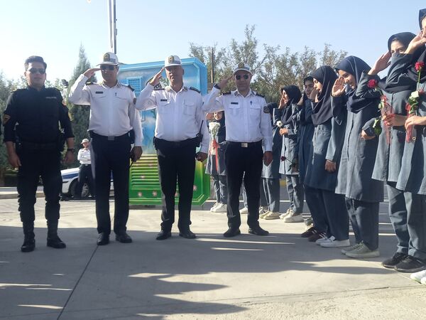 گرامیداشت هفته نیروی انتظامی در دبستان فرهنگ فرازمند