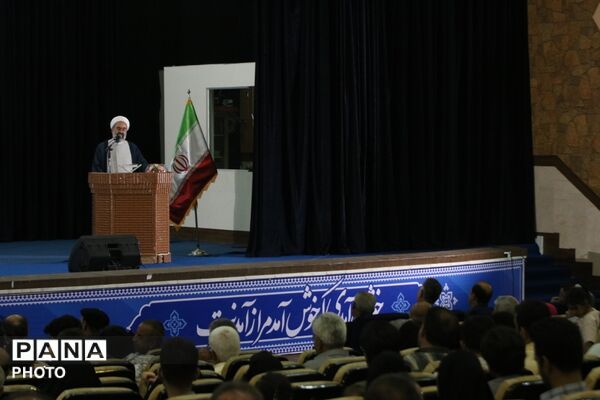 میزبانی میبد از طنزپردازان یزدی در شبی سرشار از لبخند