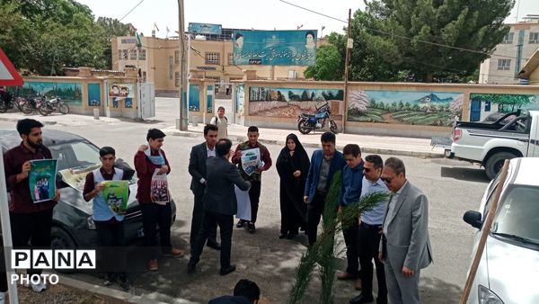 مسئولین اداره آموزش و پرورش کاشمر دو نهال بر زمین نهادند