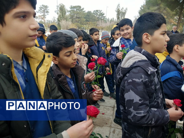 غبارروبی مزار دانش‌آموز شهید «حیدر رضایی» در قم