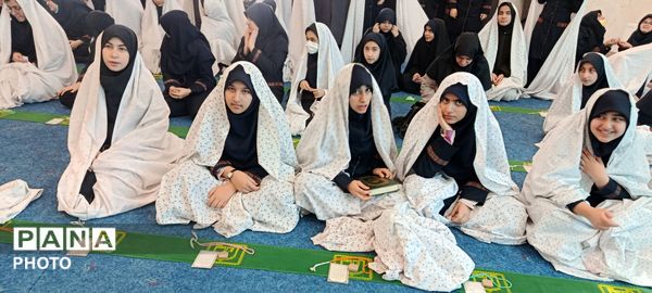 برپایی نماز جماعت با حضور پرشور دانش‌آموزان دبیرستان تیمسار فلاحی ناحیه 1 کرج 