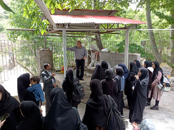 بازدید دانش‌آموزان جعفرآباد از کارگاه گلاب‌گیری روستای «بنابر»