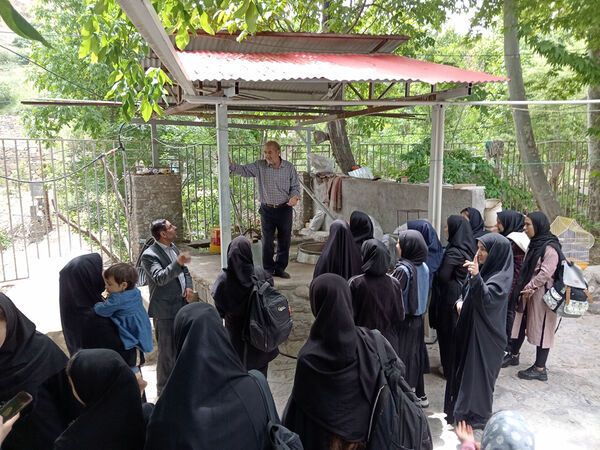 بازدید دانش‌آموزان جعفرآباد از کارگاه گلاب‌گیری روستای «بنابر»