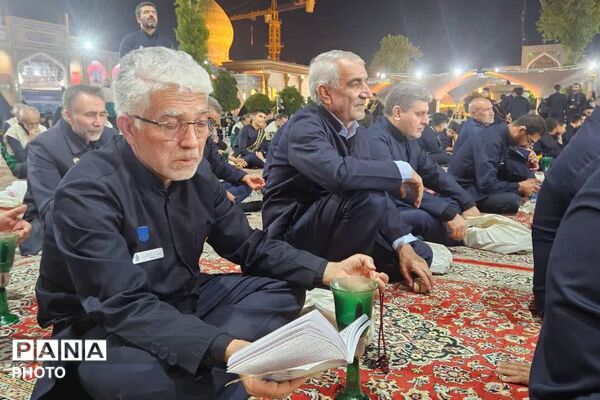 آیین لاله‌گردانی در شام غریبان امام رضا(ع)