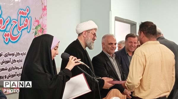 افتتاح آموزشگاه ۶ کلاسه شهر بن