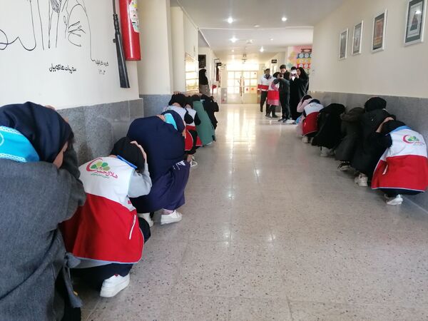 نواختن زنگ زلزله در دبیرستان کوشش شهرستان فاروج 