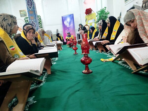 قاب‌های معنوی با شال‌های سازمانی بر سفره قرآن