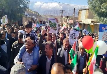 حضور سردار حکمتیان در جمع راهپیمایان ۲۲ بهمن چاروسا