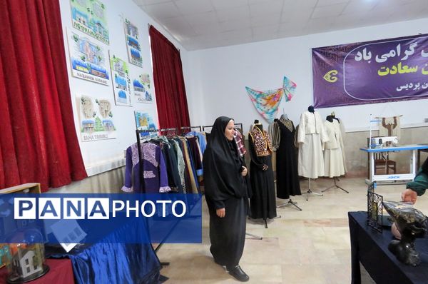 برپایی نمایشگاه آثار هنرجویان هنرستان های منطقه پردیس به مناسبت هفته مشاغل