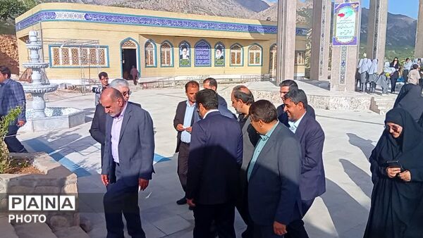 غبار رویی گلزار شهدا با حضور معاون پرورشی و فرهنگی ورزات آموزش و پرورش در یاسوج 