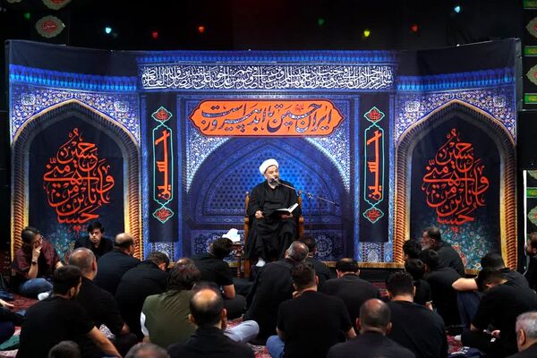 تجمع عظیم عاشقان در روز عاشورا به یاد امام حسین(ع)