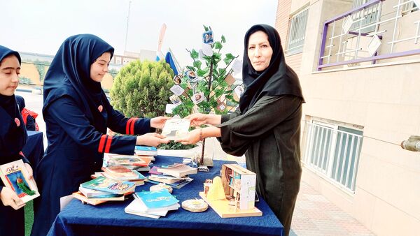 نشست ادبی دانش‌آموزان در کافه کتاب آموزشگاه هیات امنایی فرزانگان
