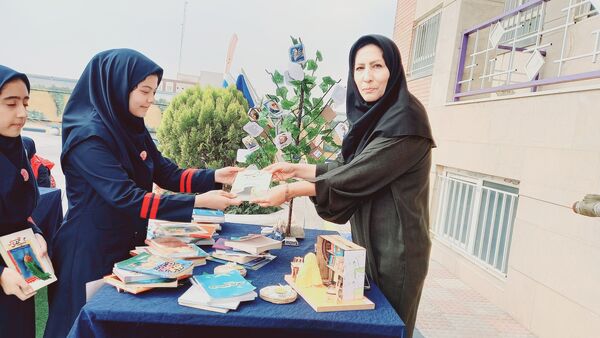 نشست ادبی دانش‌آموزان در کافه کتاب آموزشگاه هیات امنایی فرزانگان