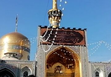 برگزاری مراسم شب قدر با حضور زائرین و مردم مشهد مقدس در حرم مطهر ضامن آهو
