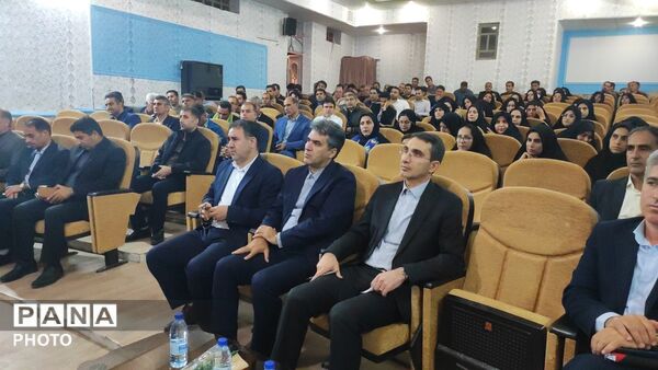 نگاهی به دیدار مدیرکل آموزش و پرورش استان لرستان با فرهنگیان شهر معمولان 