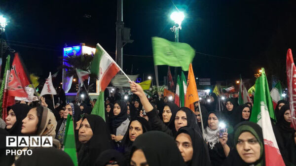 نماز استغاثه به امام زمان (عج) در شصت و دومین قرار عاشقانه، میدان امام خمینی(ره) شهرستان کوهدشت