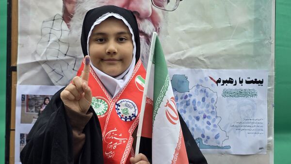 بیعت دانش‌آموزان پیشتاز نظرآباد با رهبر جدید انقلاب