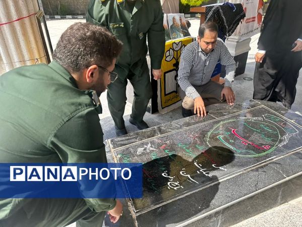 عطر‌افشانی و غبارروبی مزار شهدای بستک