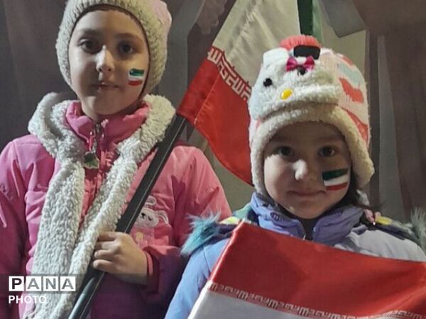 بیعت دانش آموزان دبستان نرجس با رهبر انقلاب