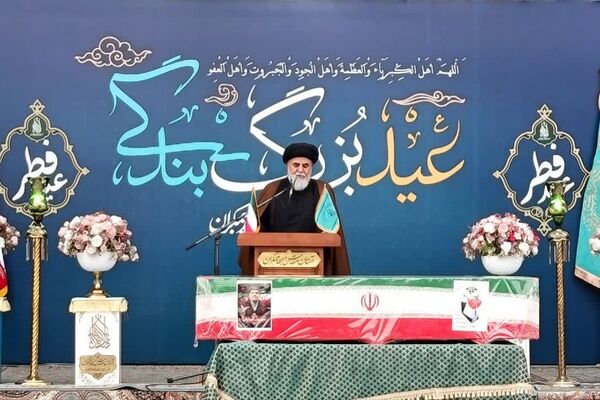 اقامه نماز عید فطر و تشییع پیکر شهید «کیارش» در مسجد جمکران