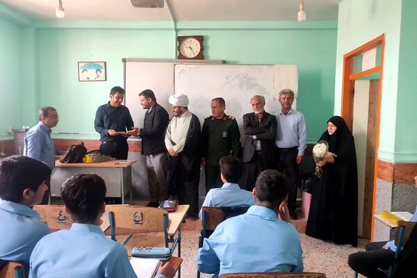 تجلیل از مدیر و کارکنان مدرسه نمونه رازی سعدآباد
