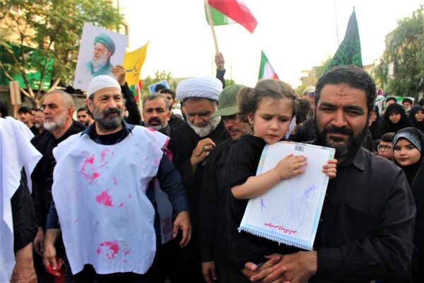 حماسه حضور نوجوانان کفن‌پوش قمی در راهپیمایی «عهد خون»