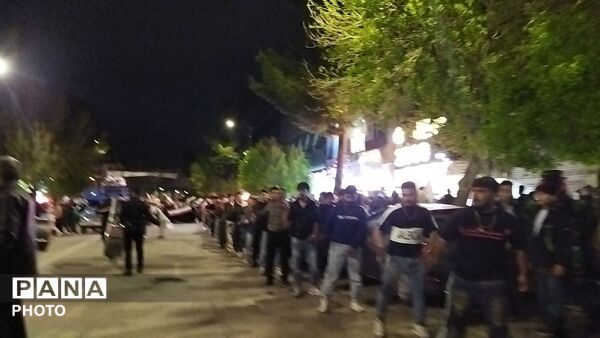 دسته عزاداری روستای همت آباد زمانی در مراسم چهلم رهبر شهید و شهدای میناب در حسینیه امام 