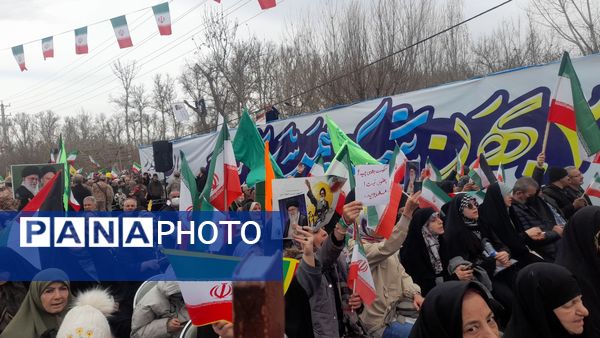 دانش‌آموزان البرزی جشن پیروزی انقلاب را در ۲۲ بهمن باشکوه رقم زدند