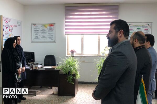 بازدید و عرض تبریک مدیر آموزش و پرورش ناحیه دو شهرری از کارکنان اداری