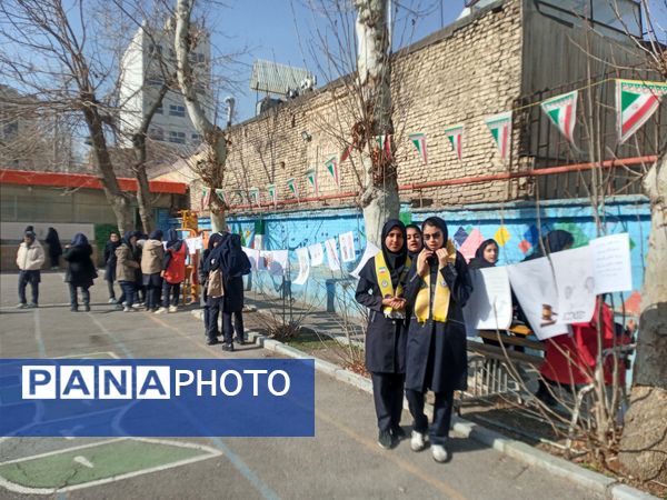 بازارچه به مناسبت دهه فجر در دبیرستان دخترانه انقلاب اسلامی 