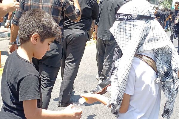 حضور پرشور کودکان و نوجوانان ورامینی در مراسم عزاداری روز عاشورا