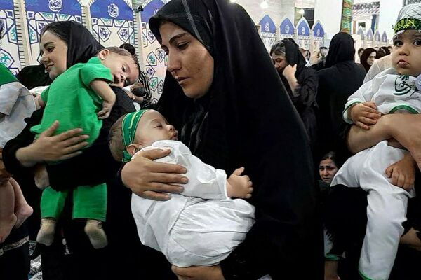 حضور خردسالان شیرخواره در مراسم گرامی داشت شهادت طفل شش ماهه امام حسین (ع)