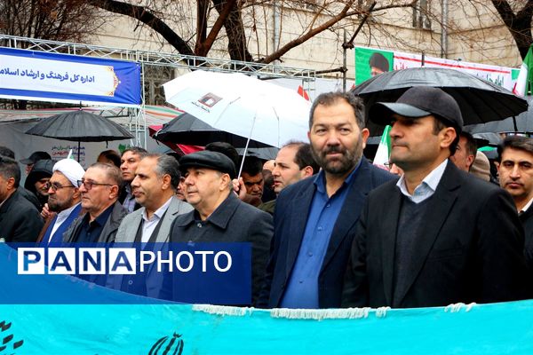 خلاقیت و نشاط دانش‌آموزی در غرفه‌های آموزش و پرورش در مسیر راهپیمایی ۲۲ بهمن