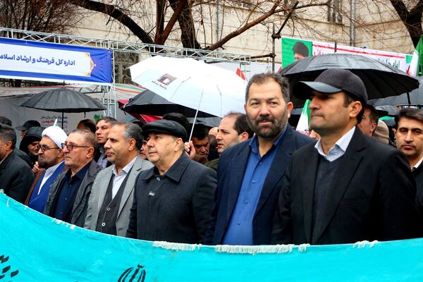 خلاقیت و نشاط دانش‌آموزی در غرفه‌های آموزش و پرورش در مسیر راهپیمایی ۲۲ بهمن