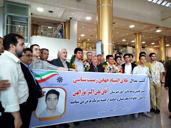استقبال از دانش‌آموزان طلایی المپیاد جهانی زیست‌شناسی و ریاضی در مشهد
