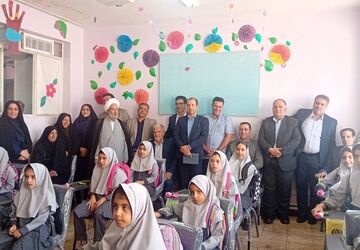 اهدای ۲۵۰ صندلی به دبستان شهدای کردآباد در طرح «صندلی میناب»