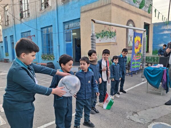 جشن پیروزی انقلاب در مدرسه هوشمند خیرزاده