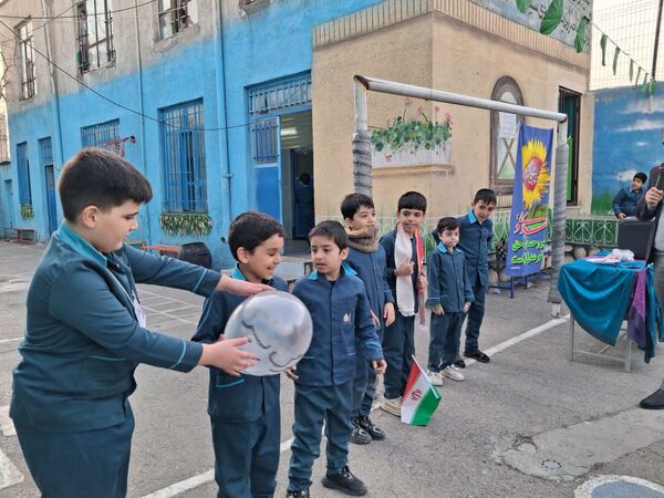 جشن پیروزی انقلاب در مدرسه هوشمند خیرزاده